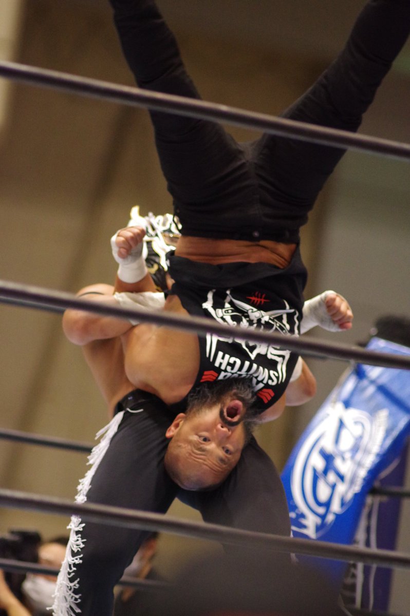 suoh_naranje's tweet photo. 9.6 幕張大会
フィニッシュの、ピンチェ・ロコ。
耐えに耐えた外道さんに、敬意のフィニッシュ・ホールド😌
#njroad #njpw
#ELDESPERADE #外道 https://t.co/7xp3UUoz32