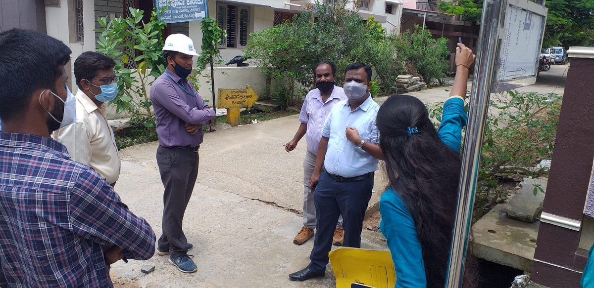 smgsmartcity's tweet image. MD Chidanand Vatare inspected Smart Road Package 2b at Nurse Quarters, Sharavati nagar, Hosamane with AEE, AE PMC Tata Consultancy Engineers and Contractor Representative

#ChidanandVatare
#Kavanadivakar 
#kuidfc