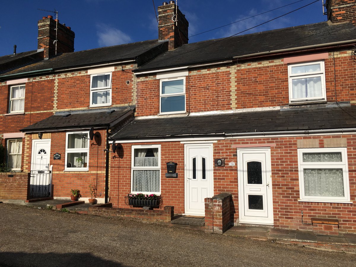 VincentShawRes's tweet photo. 🔴For #sale: charming and immaculate #2bed #Victorian #midterrace #property on quiet #PrimroseHill #Haverhill with master suite and guestroom plus delightful well-stocked garden, #summerhouse and #garage. £219,995 🏡
https://t.co/T9VED4Xz7M https://t.co/tcPfKV9PhI