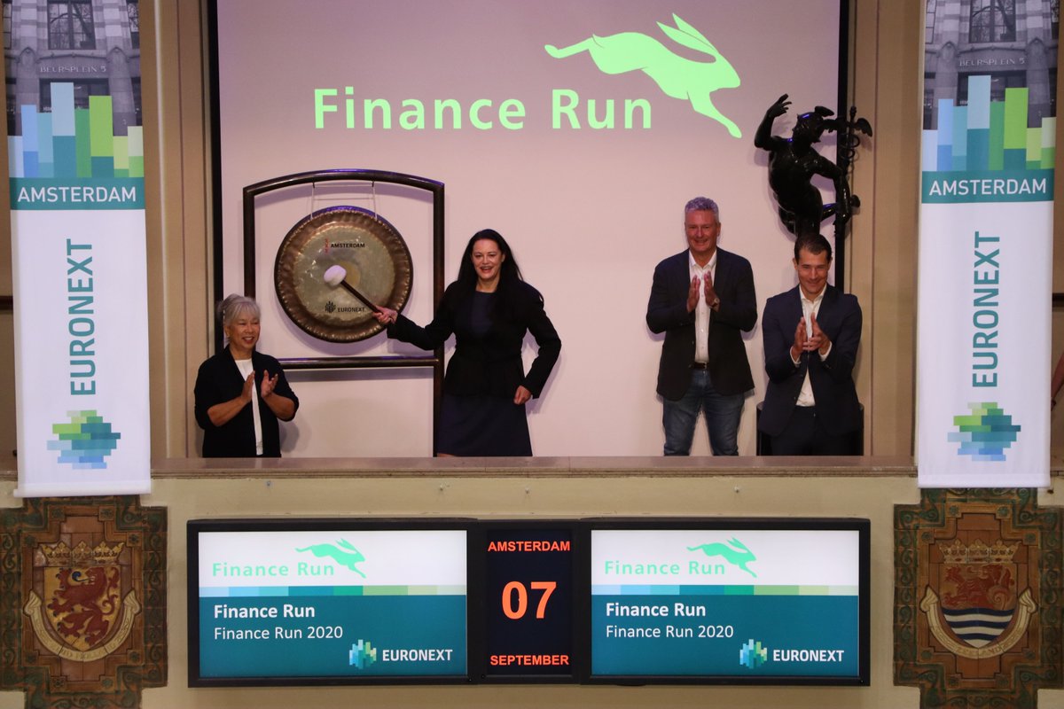 financerunNL's tweet photo. De Finance Run was vandaag aanwezig bij opening van de beurshandel.  Karin Polman, directeur van onze sponsor Florius  sloeg de gong bij de opening van de AEX 
https://t.co/Skjd5L9NE0 https://t.co/LFVRDX3zBQ