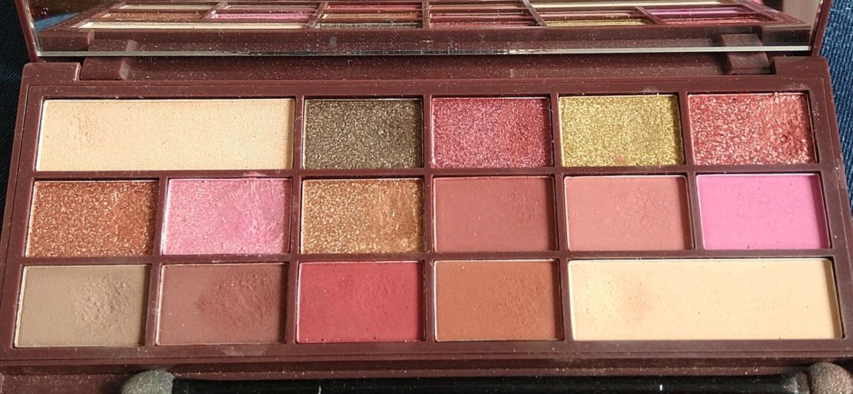 I heart makeup london chocolate rose gold palette, it smells nice, the texture of the shadows is very soft sort of... feat an example