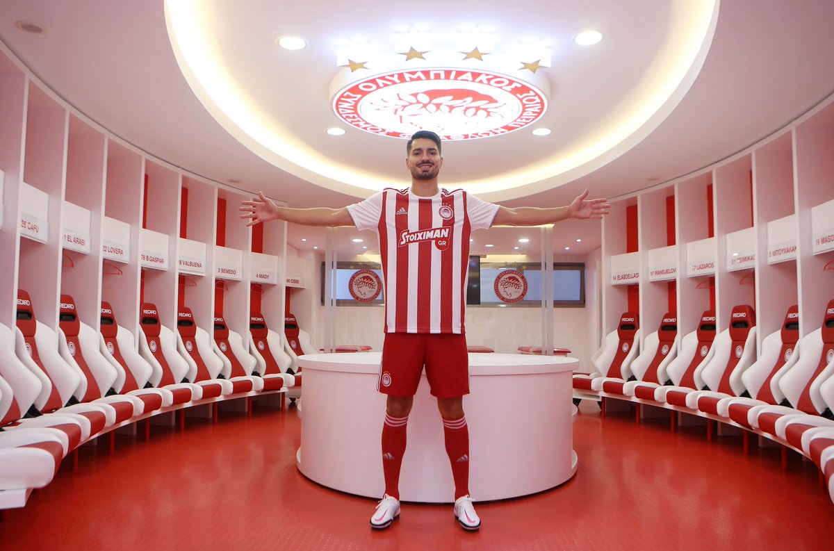 olympiacosfc's tweet photo. Η πρώτη μέρα του Πέπε στο Καραϊσκάκη! / Pêpê's first day at Karaiskakis stadium! 🔴⚪
 
#Olympiacos #Transfer #Welcome #PedroRodrigues #Pêpê #WeKeepOnDreaming https://t.co/9nwk7jFK9H