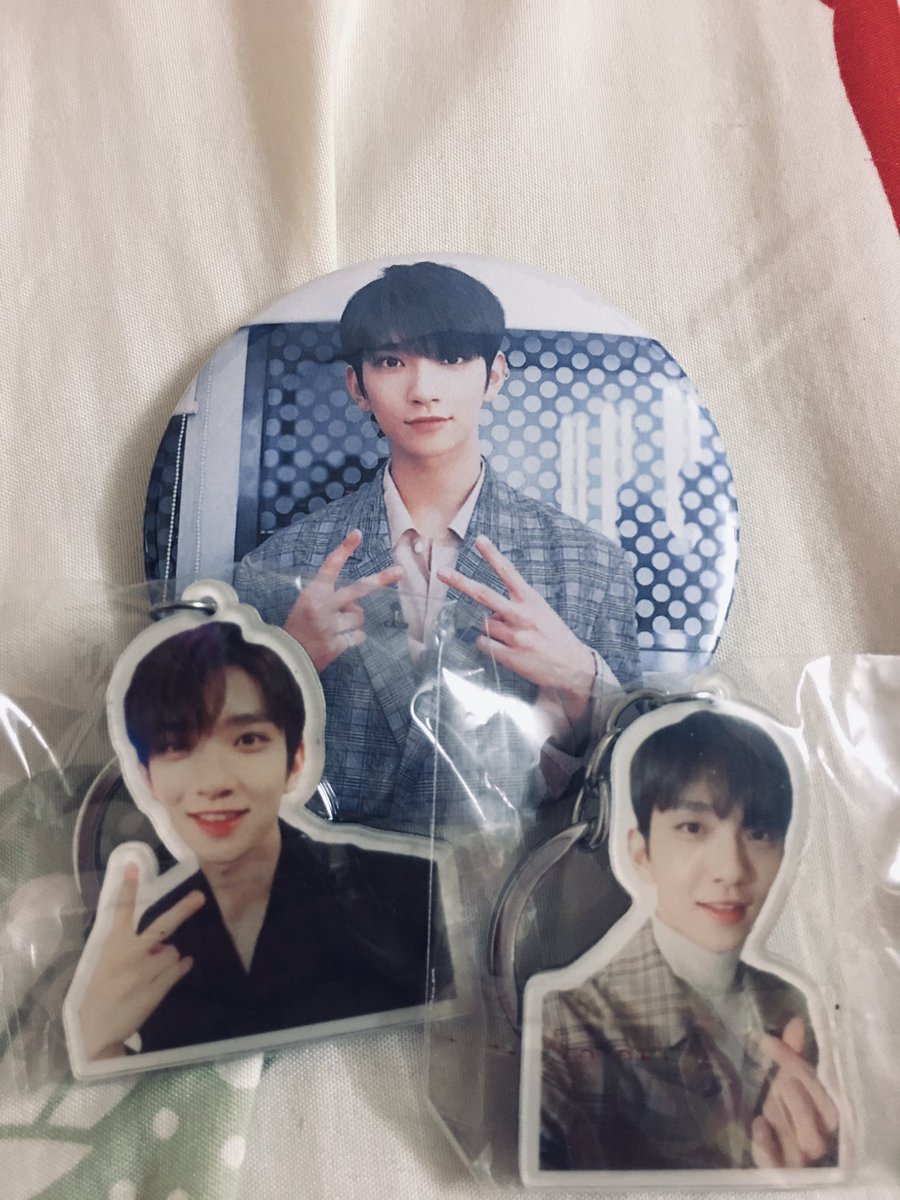 MindeeTan's tweet photo. Here is the Joshua’s badge and keychain 
make by me🤣
THE PRICE OF WHOLE SET IS RM6
(Exclude postage)
ONLY LEFT FOUR SET 
FIRST COME FIRST SERVE
#IFYOUINTERESTEDPLEASECOMEANDDMME😊 #JOSHUA #SEVENTEEN https://t.co/ECKtbJZtt0