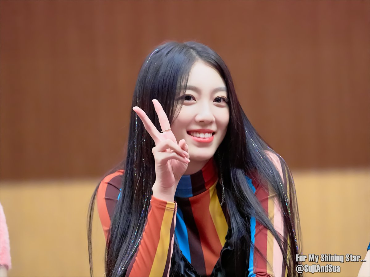 SujiAndSua's tweet photo. 180928 유니티 팬사인회 ���지 4pics

추억 되감기 중...ㅎ

#유니티 #이수지 #수지 #UNI_T #Leesuji #suji #theark #realgirlsproject https://t.co/OruFamy0fY