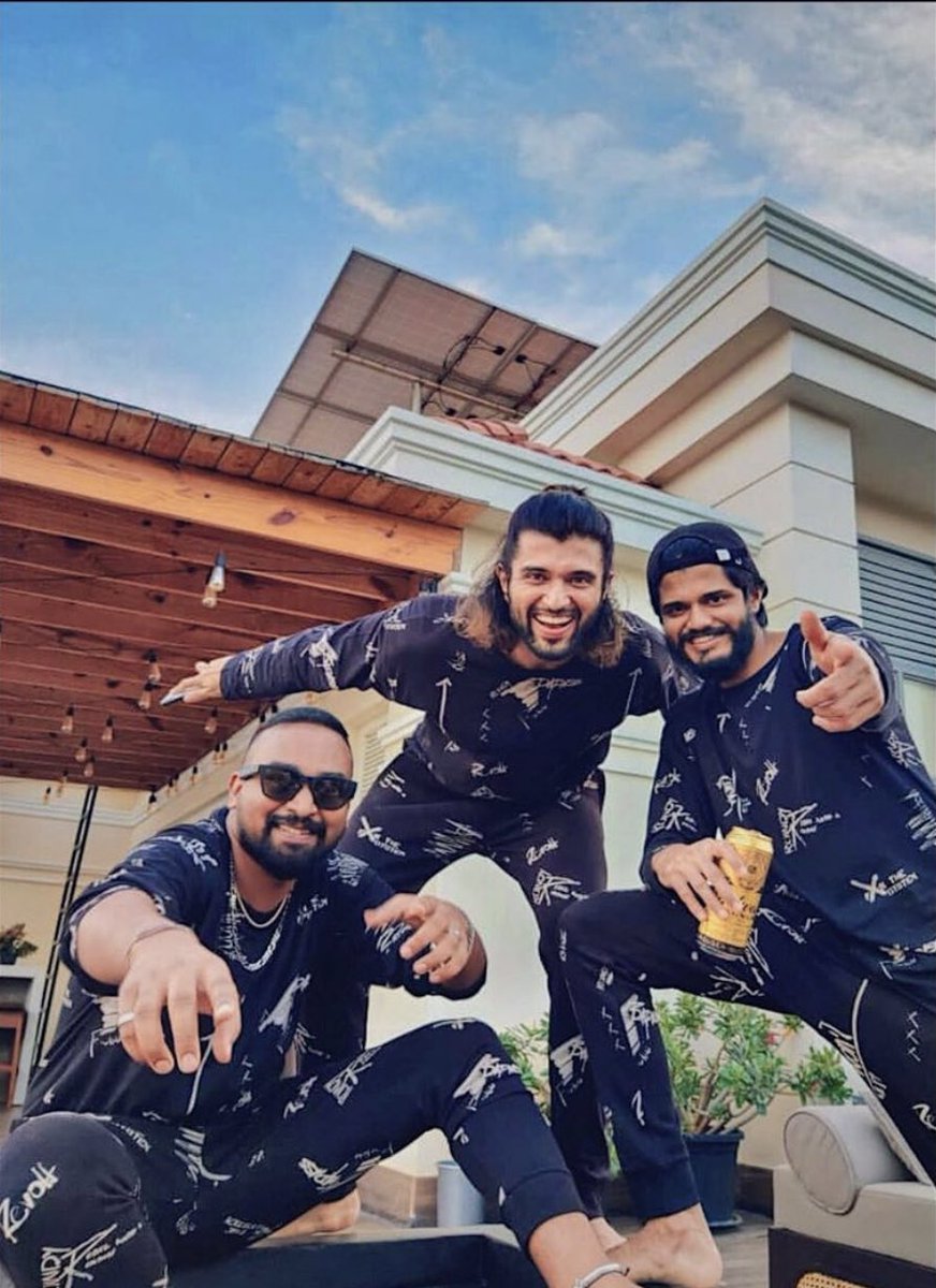 VjayDeverakonda's tweet photo. @TheDeverakonda You look gorgeously adorable😍✨

#VijayDeverakonda
#VD10 https://t.co/0F1tVydgaV