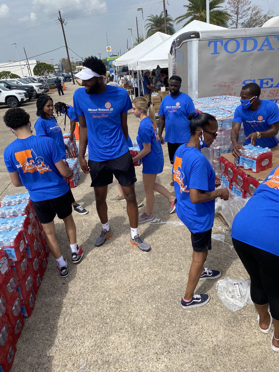 SadezRobinson's tweet photo. Besides being your manager, this is a Proud little sister moment. Mitchell your heart is golden. Thank you to the foundation family who travel from New York , Florida and New Orleans. @23savage____ https://t.co/u5ywm3S8tX
