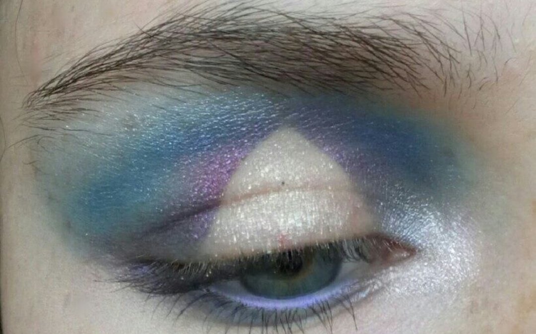 Revolution Mermaids Forever, the first palette I went out and bought for myself, amateur mistake: THEY'RE ALL SHIMMER. here have a really old cringey early day example