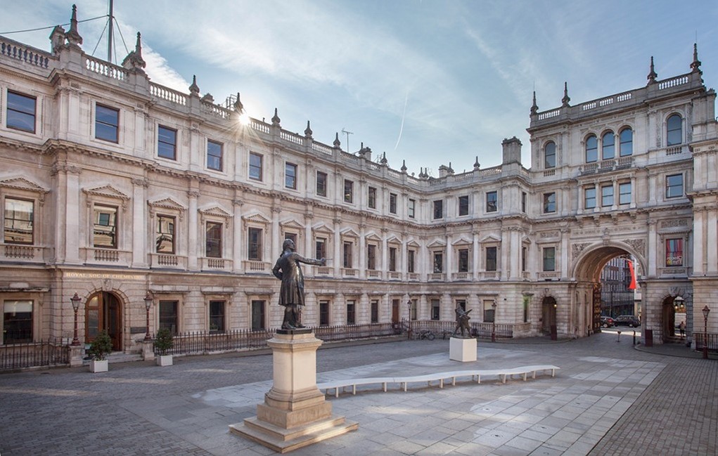 Our colleagues around the @BurlingtonHub Courtyard are gradually reopening their Libraries too! @LinneanSociety linnean.org/research-colle… @SocAntiquaries sal.org.uk/collections/vi… 🎉📚🙂#library #libraries #librarylife #WelcomeBack #research #CollectionsUnited