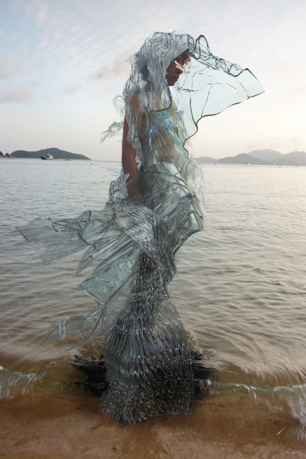 Scarlett Yang designed an ethereal, sculptural high-fashion dress made from silk cocoon protein and algae extract. The textile is completely biodegradable.  #sustainablefashion #Sustainability #design #biodegradable #savetheplanet