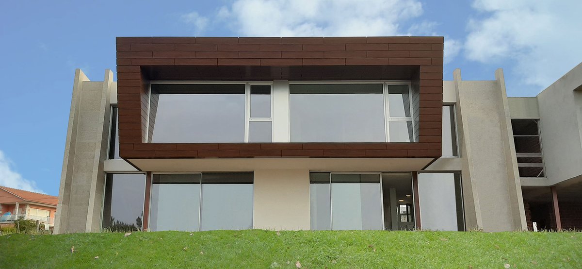 GrupoAlumisan's tweet photo. Vivienda situada en #Sanxenxo dónde se utilizó #panelcomposite de #aluminio #NEOPLAK en acabado #madera nogal para realzar la zona superior.

#FelizLunes #MecanizadosMetálicos #SistemasAlumisan #Alumisan #panel #composite #fachadas #construcción #rehabilitación #arquitectura https://t.co/DsQOpQvSEc