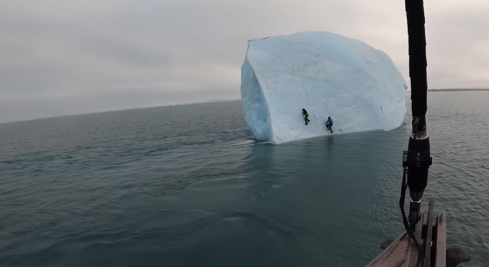 BFMTV's tweet photo. Un iceberg se retourne pendant que l'explorateur Mike Horn l'escalade
https://t.co/08fsJp9eeE https://t.co/tCytyFgtDR