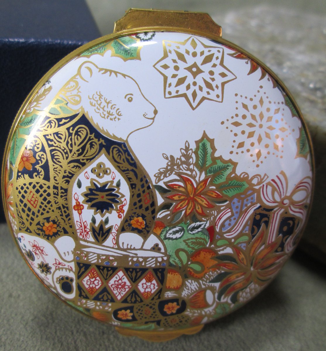 whytewing's tweet photo. Royal Crown Derby Enamel Box POLAR BEAR Crummles 22kt Gold Limited Edition https://t.co/Ul7kxo1FAy via #whytewing #enamelbox #royalcrownderby #crummlesenamel #trinketbox #polarbear #christmasbox https://t.co/9nzzwQ4urP