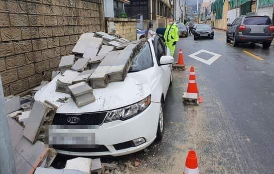iIyunie's tweet photo. typhoon haishen hits busan, south korea. let's pray for their safety. ccto. #PrayForBusan https://t.co/xS2ViXGbIu