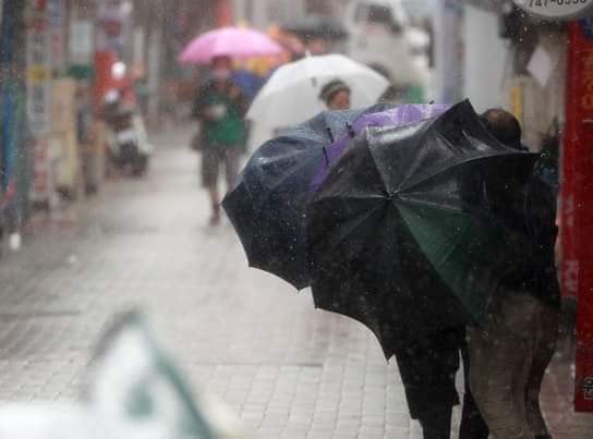 iIyunie's tweet photo. typhoon haishen hits busan, south korea. let's pray for their safety. ccto. #PrayForBusan https://t.co/xS2ViXGbIu