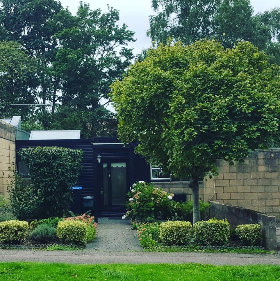Rosie_Canning's tweet photo. New friend likes to take me to see the architecture in Hatfield.
#gettingtoknowyou #Hatfield. #HatfieldHouse #QueenElizabethFirst #Architecture #rosecottage #thehyde #cockaigne #1960s https://t.co/Zerpt6LeKM