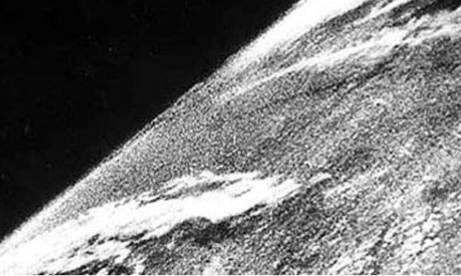 Première photo de la Terre vue depuis l’espace prise grâce à une caméra située sur une fusée V2 (1946)