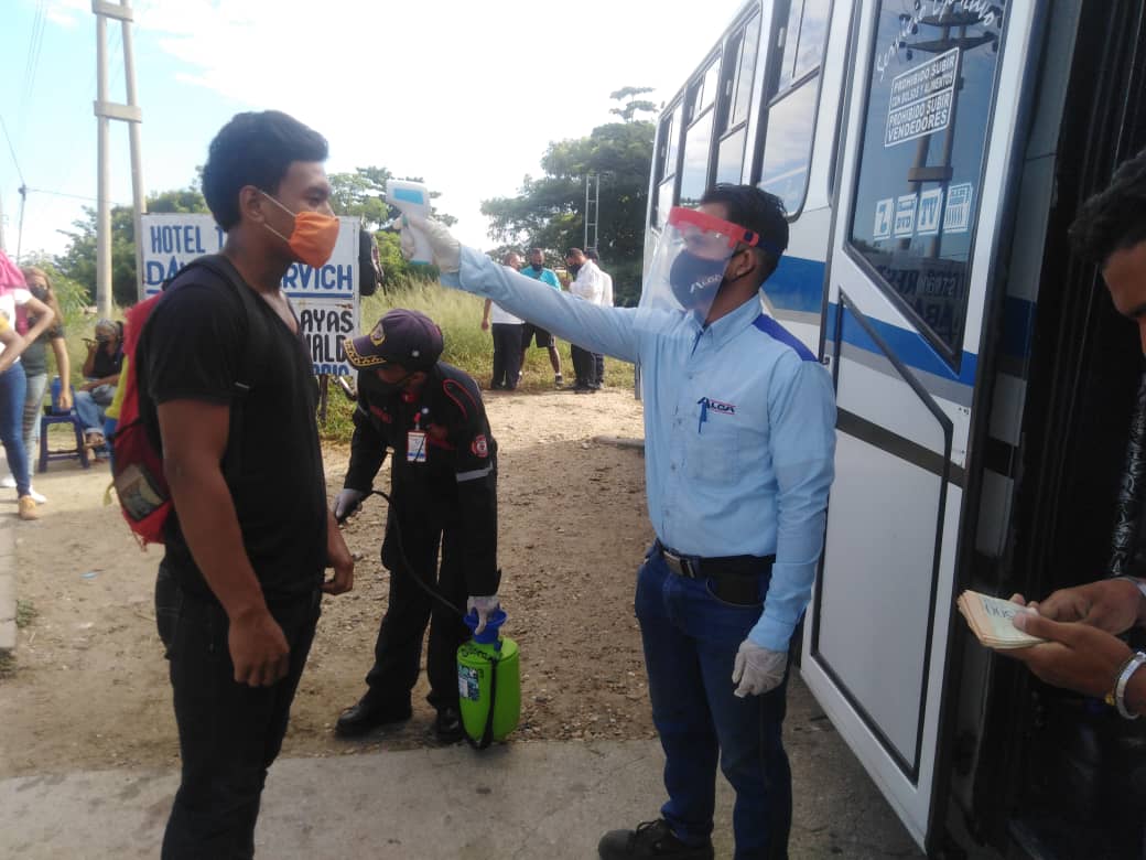 alcaldiajjm1's tweet photo. #FlexibilizaciónAmpliaYGeneral Dir. de Transporte cumpliendo instrucciones 
de la Alc.@VillegasKarelia refuerza las medidas de bioseguridad en el servicio de Transporte Público para evitar el Contagio y la Propagación del Covid-19. @rafaellacava10 @HipolitoMRT2 @MpptCarabobo https://t.co/8ry55oklu8