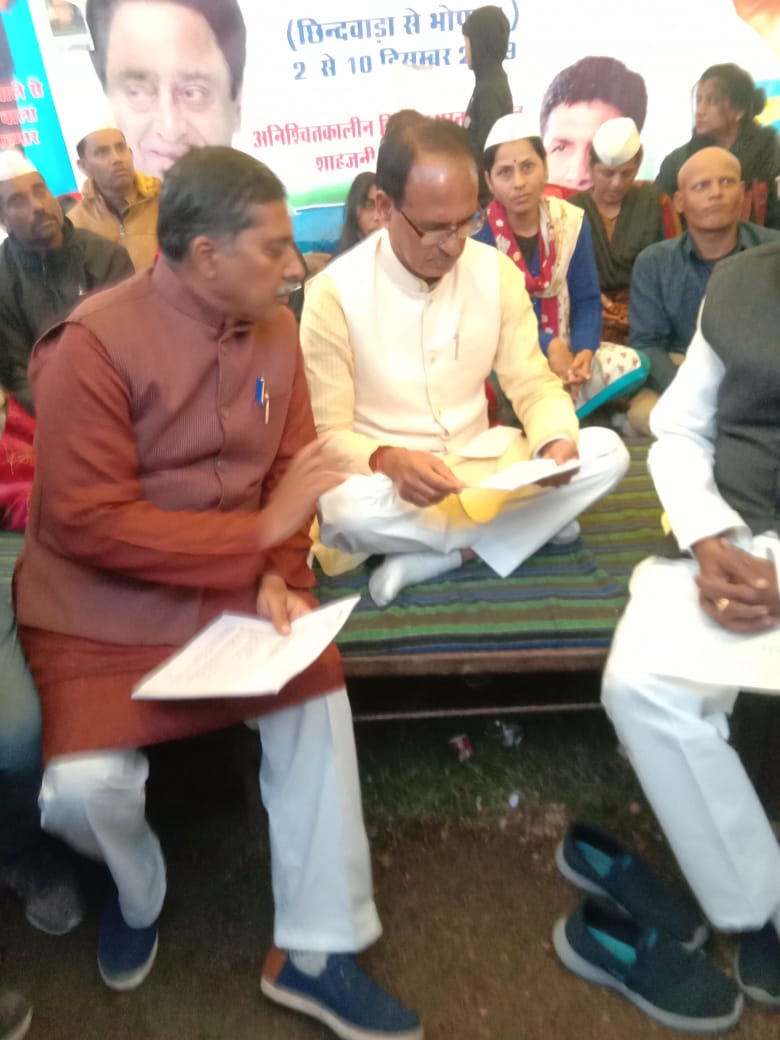 ManojNagle_'s tweet photo. @DrMohanYadav51 @BJP4India @BJP4MP @ChouhanShivraj 10माह से बेरोजगारी का दंश झेल रहे अतिथिविद्वानो को वर्तमान @BJP4MP  सरकार किस प्रकार से राहत देती है यह देखना शेष है वर्तमान सरकार की उपलब्धि जब मानी जायेगी जब ऐक भी फालन आउट अतिथिविद्वान शेष न बचे जिसे वापिस व्यवस्था मे न लाया न गया हो आखिर अतिथिविद्वानो का यह नैतिकता हक है https://t.co/sskUxRXr16