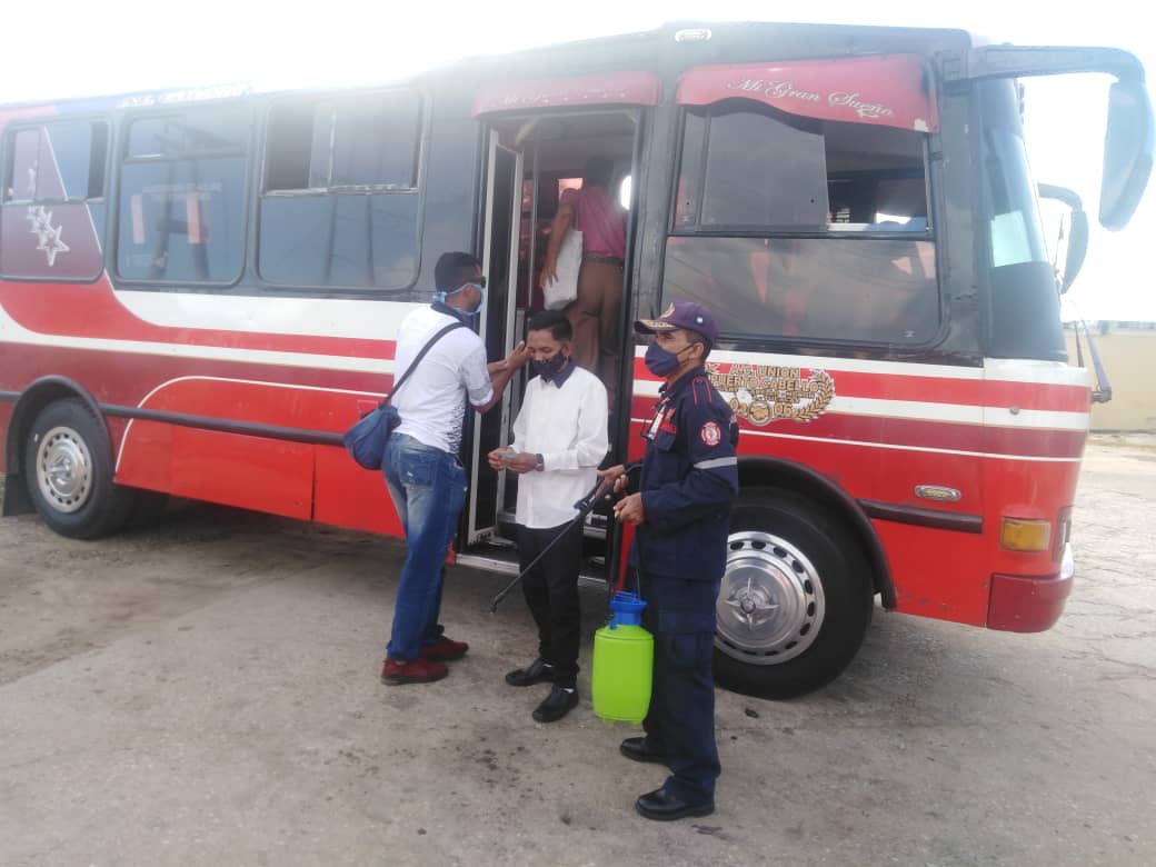 alcaldiajjm1's tweet photo. #FlexibilizaciónAmpliaYGeneral Dir. de Transporte cumpliendo instrucciones 
de la Alc.@VillegasKarelia refuerza las medidas de bioseguridad en el servicio de Transporte Público para evitar el Contagio y la Propagación del Covid-19. @rafaellacava10 @HipolitoMRT2 @MpptCarabobo https://t.co/8ry55oklu8