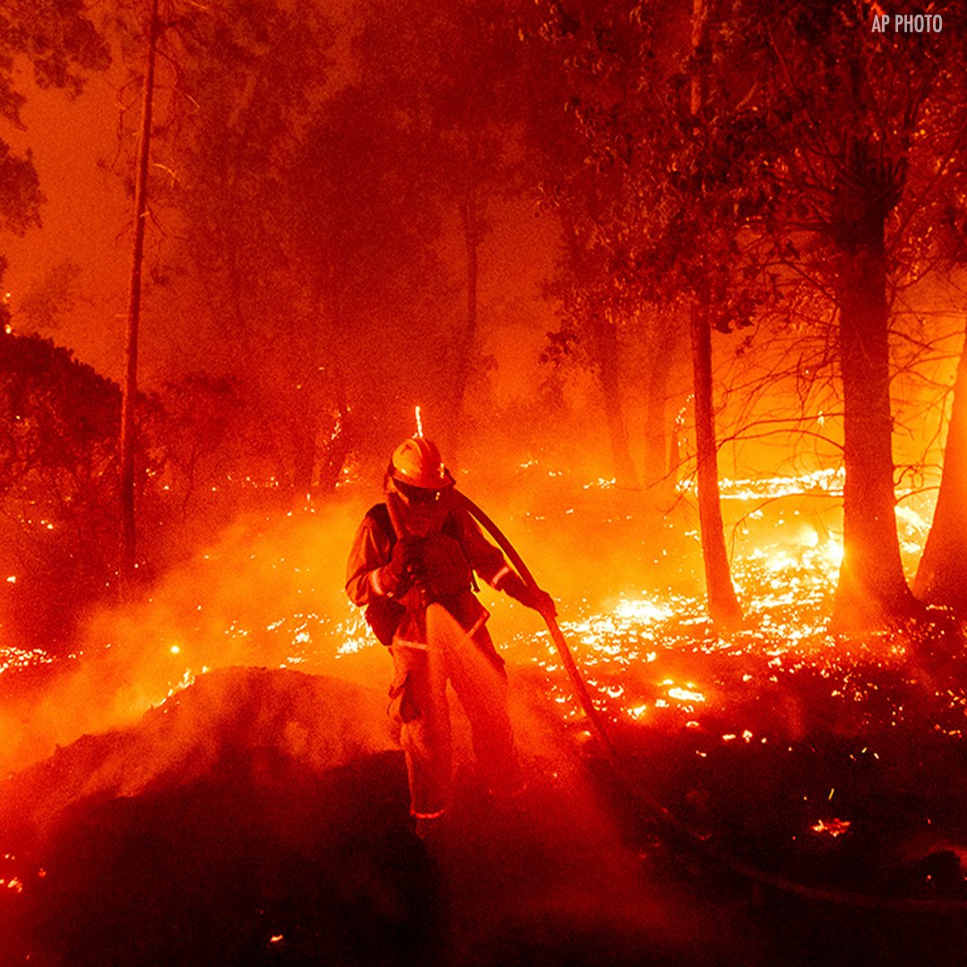 ABC30's tweet photo. Dramatic photos show the explosive Creek Fire as firefighters race to extinguish the growing blaze and orange skies loom over Shaver Lake, where hundreds of campers were airlifted to safety this weekend. https://t.co/MQUpzaqlo5 https://t.co/TwD1cnS4DJ