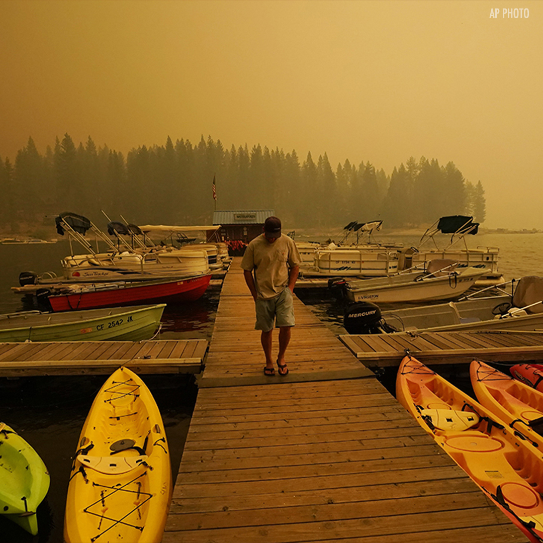 ABC30's tweet photo. Dramatic photos show the explosive Creek Fire as firefighters race to extinguish the growing blaze and orange skies loom over Shaver Lake, where hundreds of campers were airlifted to safety this weekend. https://t.co/MQUpzaqlo5 https://t.co/TwD1cnS4DJ