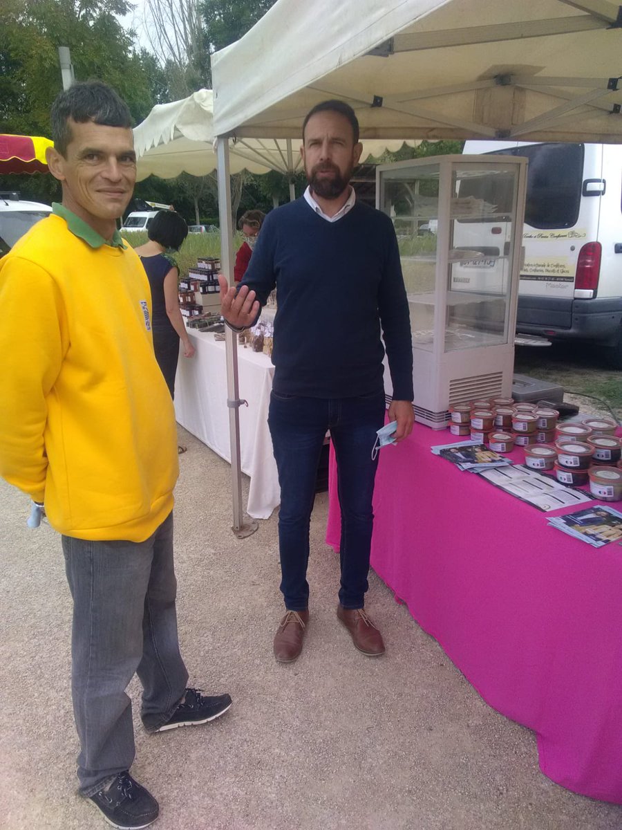 AdrienDenis_'s tweet photo. #Proximité produire et consommer local : De très bons contacts au marché de producteurs de @LongueJumelles, ici avec le producteur d'escargots de @Mouliherne Arnaud Le Nud à la tête de 500 000 🐌 100% local

#circo4903  #LegislativePartielle #SaumurNord #JeVote #AdrienDenis 🗳️ https://t.co/jeUxXVaisd