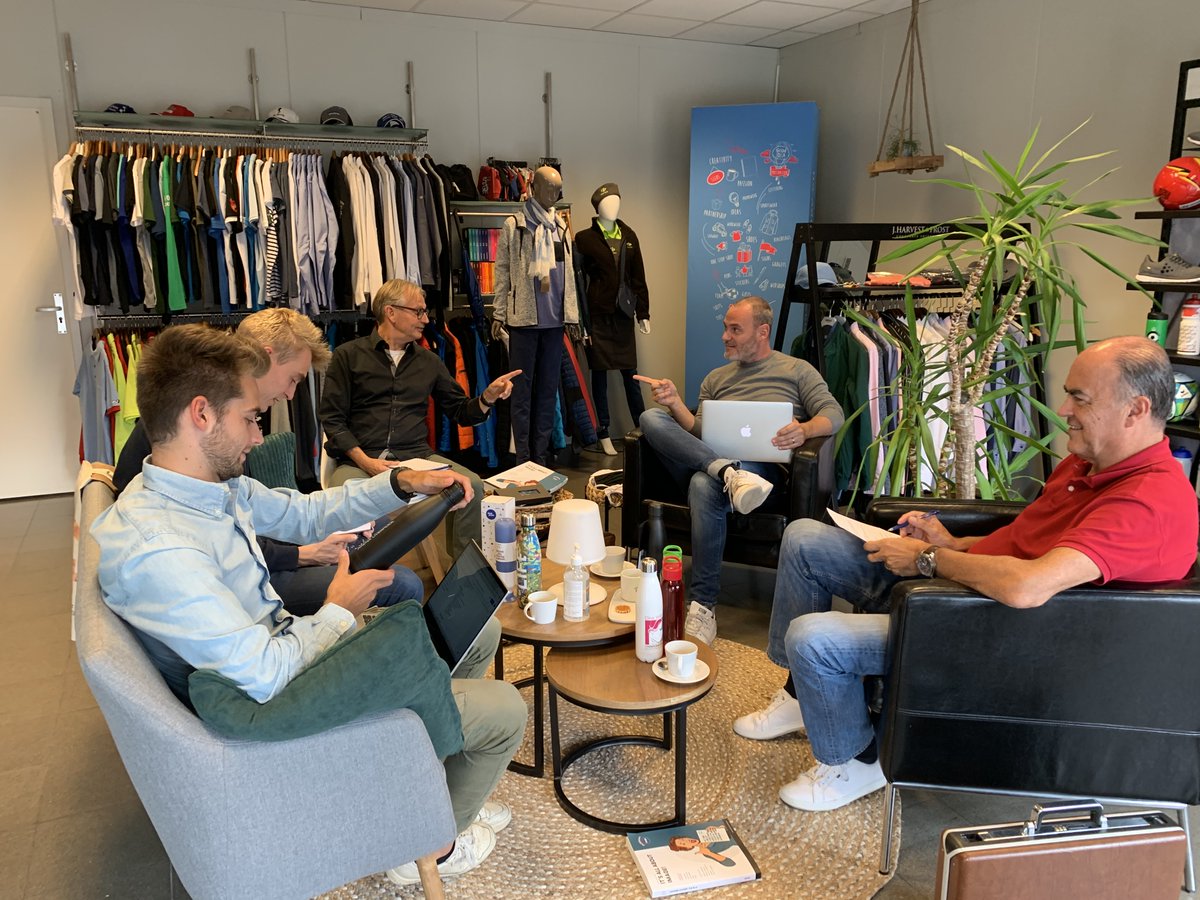 LucColemont's tweet photo. Altijd fijn zoβn @StopDarmkanker brainstorm met @mettepenningen bij #MaximumImage in Moerbeke-Waas.
Txs @TarsNotteboom & co!
#branding #darmsteweek ππ https://t.co/vzxtyHFHoE