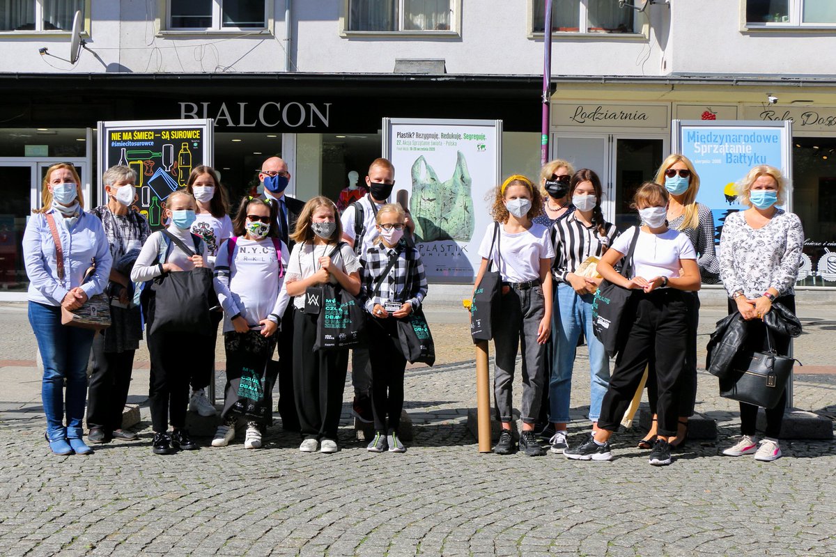 📣 Dzisiaj, w samo południe wraz z Wiceprezydentem Wrocławia <a href="/AdamZawada3/">Adam Zawada</a> oraz delegacjami z dwóch wrocławskich Szkół Podstawowych, dokonaliśmy zamknięcia wystawy plakatów pt. "Andrzej Pągowski non-profit dla Fundacji Nasza Ziemia. ✌️ #ssp2020 #zielonywrocław #wrocław