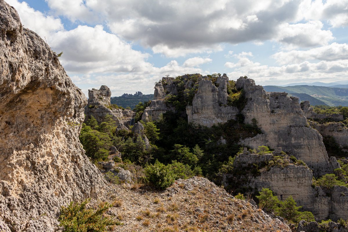 MelleBonPlan's tweet photo. Hier 1ere expérience #viaferrata dans le causse noir de @LaCitedePierres à Montpellier-le-vieux ! J'ai adoré ce parcours aux vues panoramiques sublimes agrémenté de qq tyroliennes bien sympathiques :)
#aveyron #aveyronemotion #stylemillau
📷 @NicolasDiolez https://t.co/0HB2ImU5Xn
