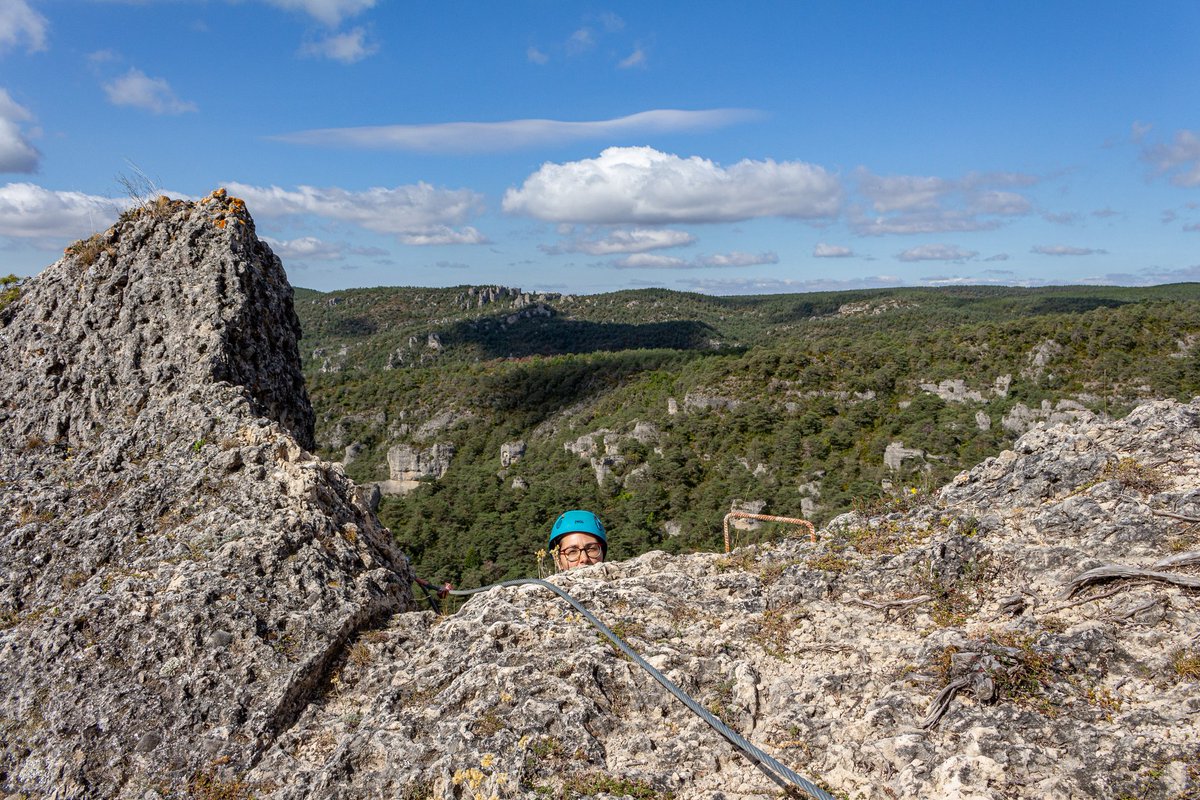MelleBonPlan's tweet photo. Hier 1ere expérience #viaferrata dans le causse noir de @LaCitedePierres à Montpellier-le-vieux ! J'ai adoré ce parcours aux vues panoramiques sublimes agrémenté de qq tyroliennes bien sympathiques :)
#aveyron #aveyronemotion #stylemillau
📷 @NicolasDiolez https://t.co/0HB2ImU5Xn