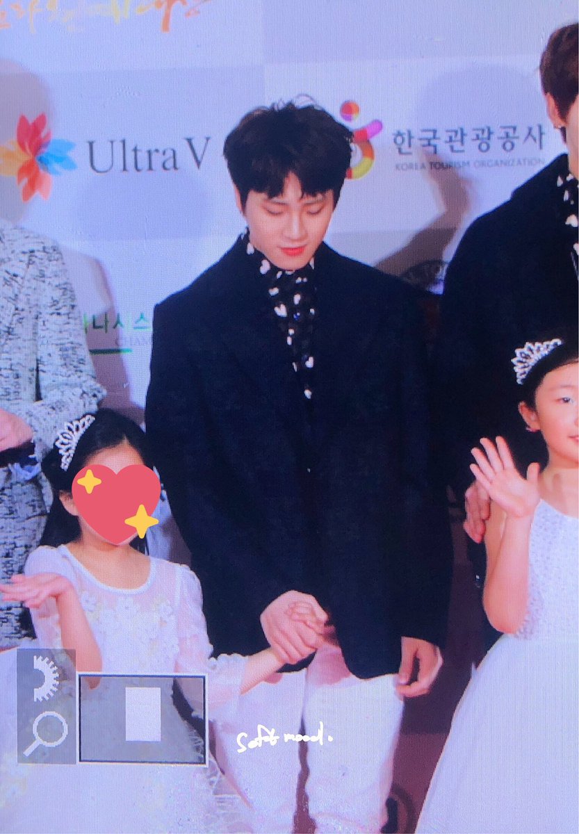 look at seungmin holding the lil girl's hand 