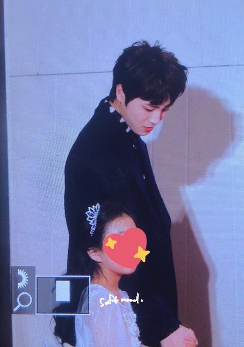 look at seungmin holding the lil girl's hand 