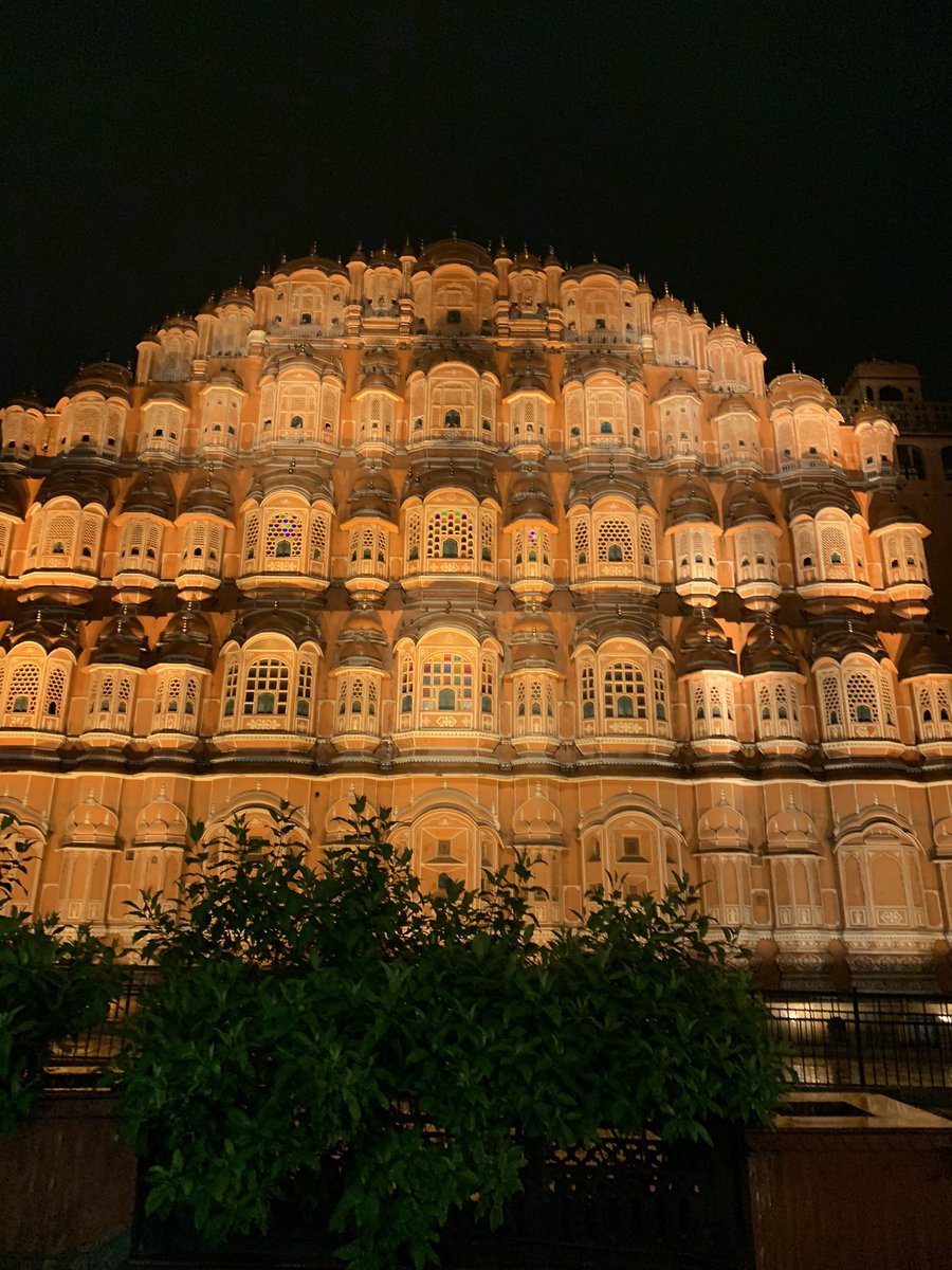 anchalspeaking's tweet photo. Beauty lies in the eyes of the beholder but these monuments are a treat to all eyes. #Jaipur #Rajasthan #pinkcity #beautiful https://t.co/Jt9bv2WKEW