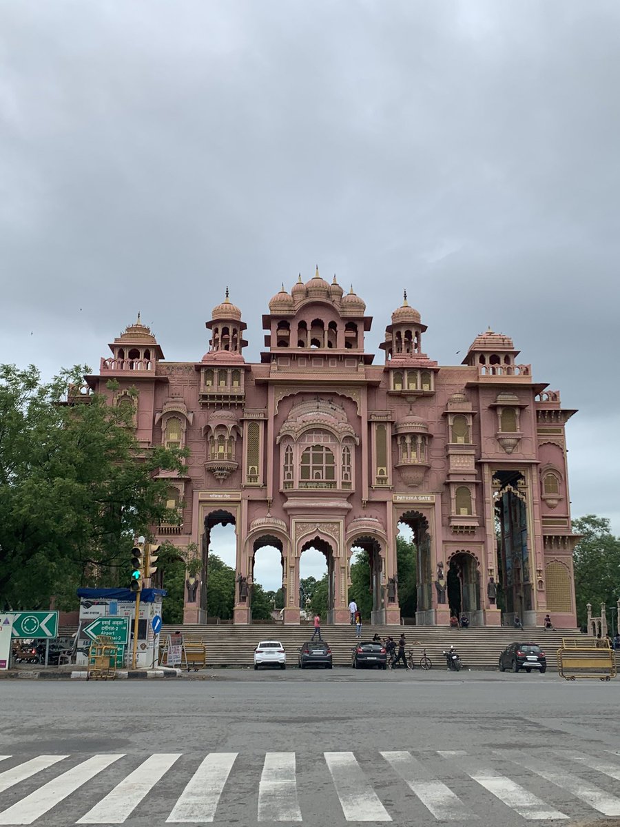 anchalspeaking's tweet photo. Beauty lies in the eyes of the beholder but these monuments are a treat to all eyes. #Jaipur #Rajasthan #pinkcity #beautiful https://t.co/Jt9bv2WKEW