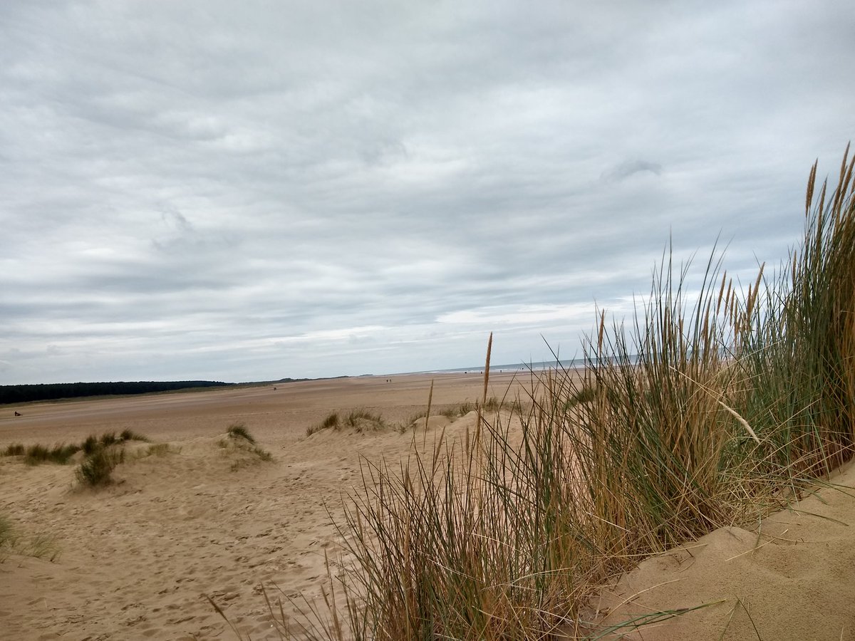 sarahbun1's tweet photo. Spending the day in my happy place with the Fabulous Mr Bun (who did all the driving). Love this place #seaside #wideopenspaces #happydaysdontneedblueskies #feetinthesea #onedaylikethis #clouds #justustwo @metoffice #loveukweather #bigskies #intothemystic #mightbeanicream https://t.co/DizNKaGPcQ