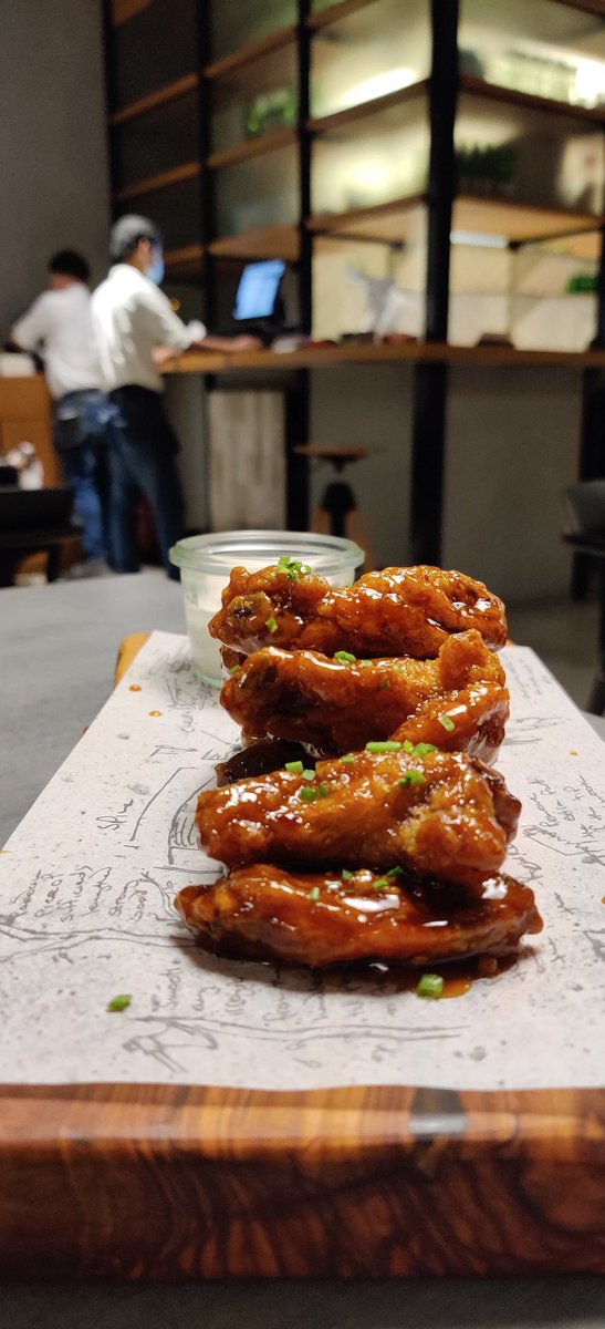 RestaurantsLon1's tweet photo. زيارتي كانت لـ @Tomahawk_sa 

طلبت البيرسكت توست🍞🥩
والتشيكن وينقز 🍗

التيشكن وينقز رهييبه وفيها طعم عسل خفيف🍯 معطيها شكل ثاني 😍

البريسكت جميل ومافيه فلسفة كثير 👌

الخدمة: متوسطة تأخروا علي شوي بسبب زحمة المكان😬
الجودة :ممتازة 👏
السعر💵: متوسط

سعر الوجبة:٥١﷼+ كولا🥃 https://t.co/eIgOFgrulY