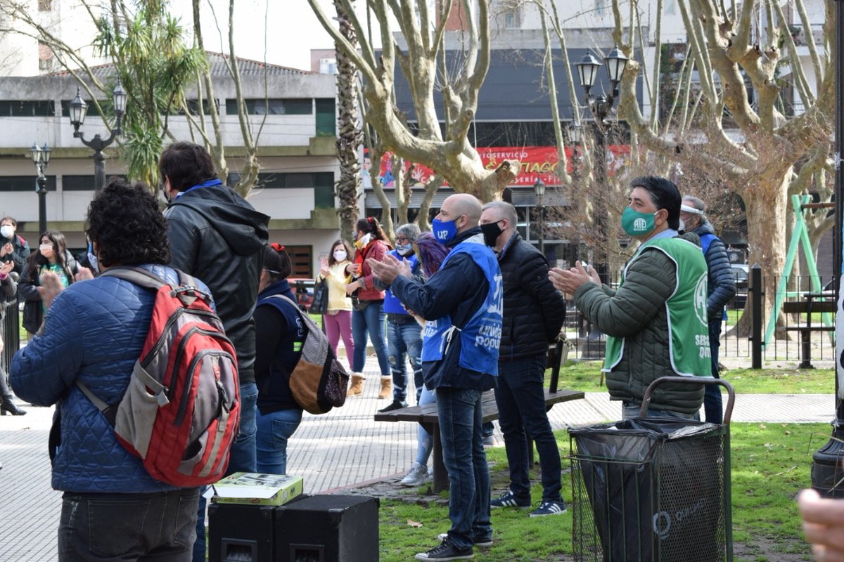 CTAABuenosAires's tweet photo. #Quilmes
Respetando las medidas sanitarias correspondientes, la CTAA y organizaciones hermanas realizaron un acto en plaza San Martin, ubicada en el centro de Quilmes, exigiendo el impuesto a las grandes fortunas

Nota 👉 https://t.co/NEGccksvMX https://t.co/DCkPSg926J