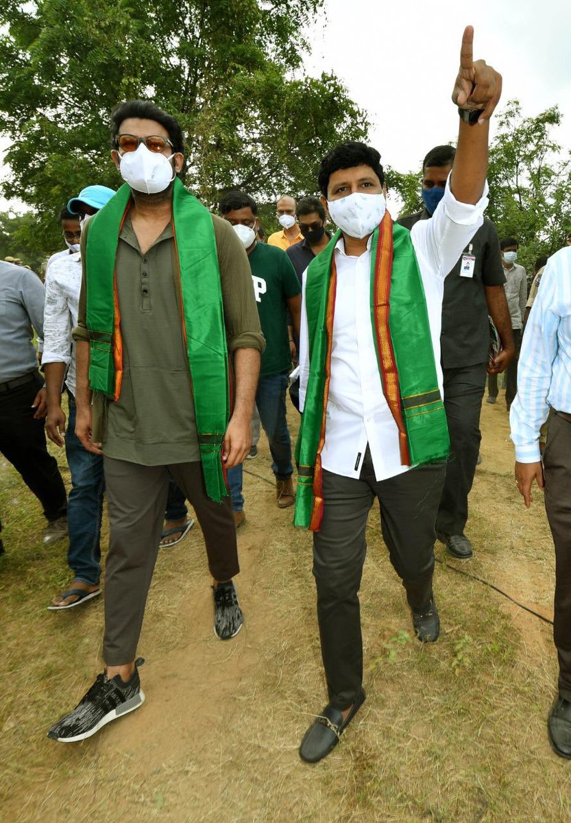 SantoshKumarBRS's tweet photo. This forest will turn into an Urban Eco Park, that will be named after his father Shri UVS Raju garu.

Much appreciations to him for his #Bahubali gesture towards sustainable environment.

Formalities done to this effect along with Hon’ble @IKReddyAllola garu &amp; #Shobha PCCF garu. https://t.co/LtqPQk3fMa