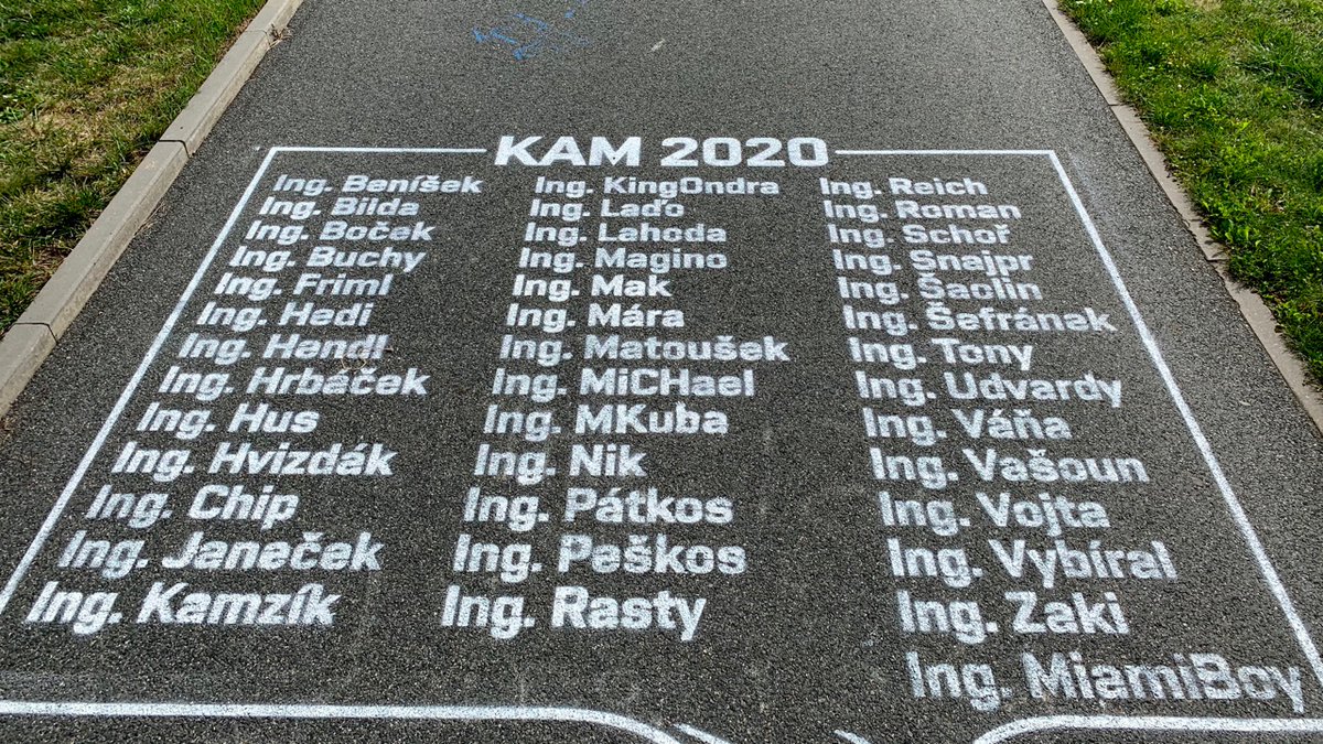 UAMT_FEKT's tweet photo. Gratulujeme našim letošním absolventům oboru KAM k jejich "zvěčnění" na chodníku slávy. https://t.co/Eep5rF5a7e