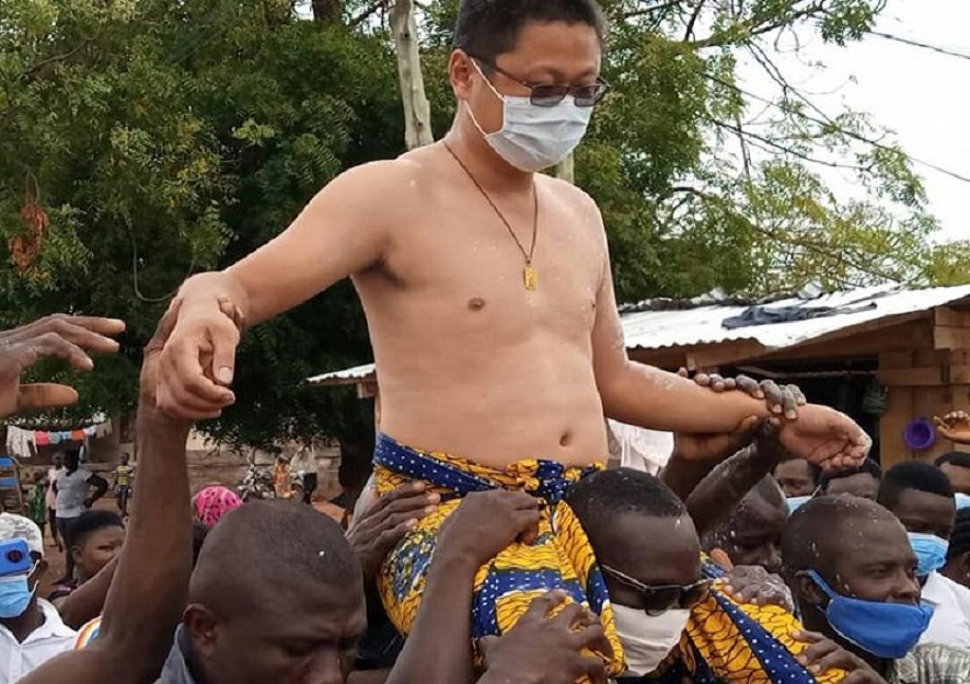Face2faceAFRICA's tweet photo. ICYMI: A Chinese man has just been made chief in Ghana. > https://t.co/RduRtknJhG #F2FA #africa #panafrican #diaspora https://t.co/M5f15RKxH7