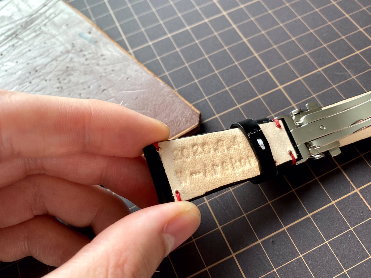 watch_arekore's tweet photo. 新作のベルトです。
今までステッチは同系色、もしくは白が定番でしたが、今回は初めて赤ステッチで仕上げました。黒地に赤のラインはレーシングな雰囲気を感じられます。
#腕時計 
#腕時計のあれこれ 
#時計ベルト 
#レザークラフト https://t.co/Sd7Sq3wJmR