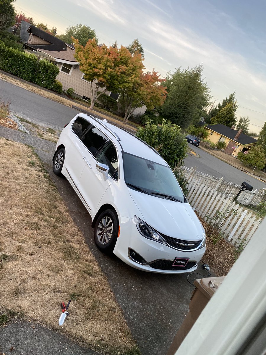 areminivanscool's tweet photo. I own a minivan now. My username now reflects that. 🤦🏻‍♂️. Love it though. @Chrysler https://t.co/P1usHVilM0