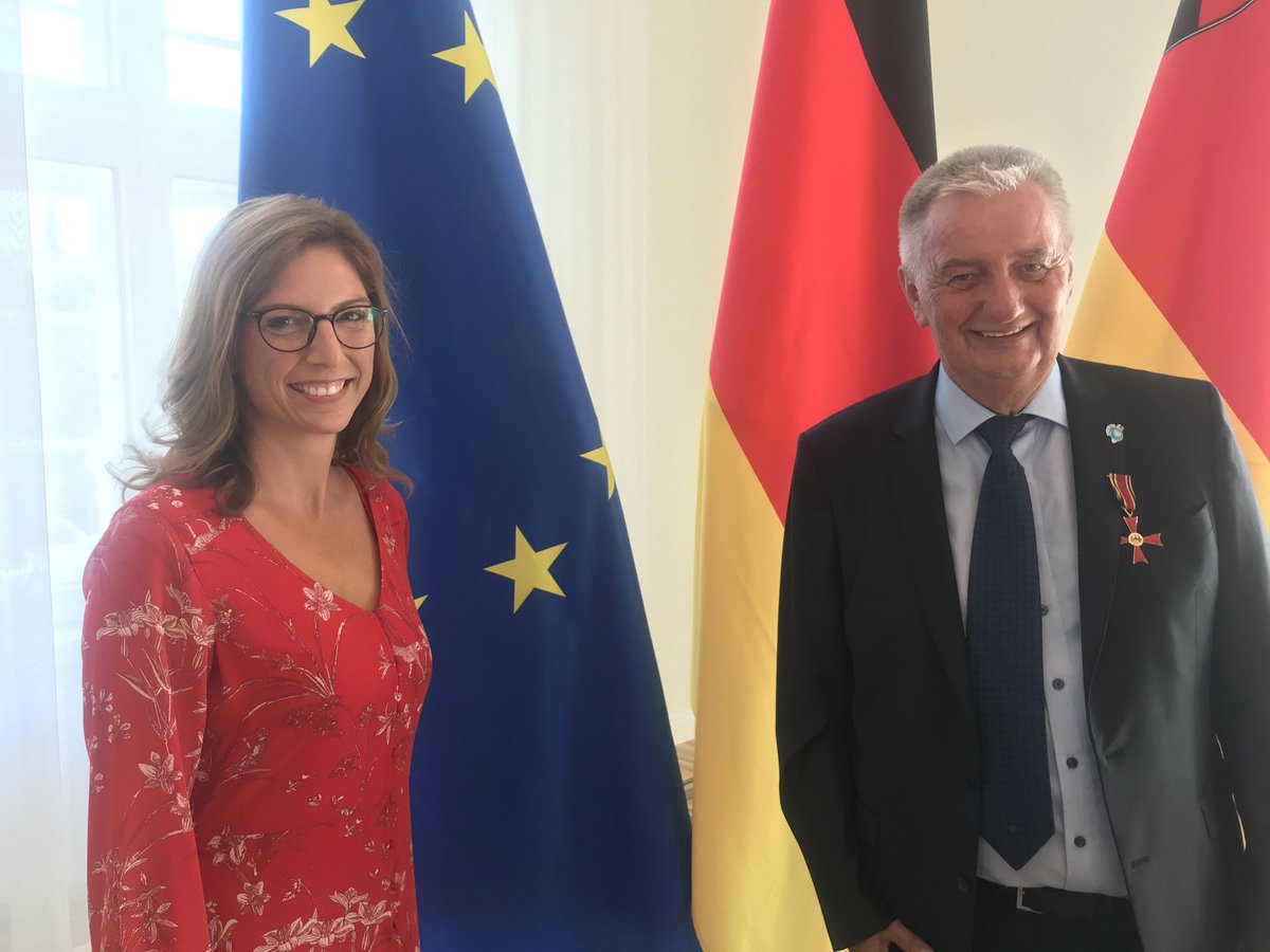 Sabine_Baetzing's tweet photo. Herzlichen Glückwunsch lieber #Reiner #Meutsch zur Verleihung des #Bundesverdienstkreuzes für die Gründung und den Erfolg Deiner Stiftung #FlyAndHelp!
Über 445 Schulen konnten dadurch in Schwellenländern gebaut und über 85.000 Kindern eine Zukunft durch Bildung geschenkt werden. https://t.co/6GGBcDQM3Q