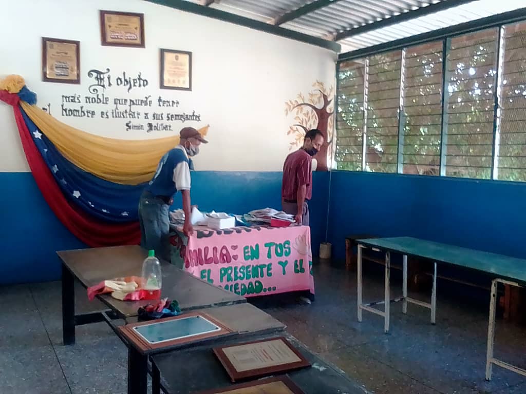 gesteducasanto1's tweet photo. Acompañamiento a las instituciones UEN El Béisbol y EBN Encarnación de Nieves del municipio Santos Michelena #Aragua Equipo de supervisión y ULGU🤝🏻 dándole la bienvenida al inicio de actividades escolares #EstaEsMiEscuela @NicolasMaduro @psuvaristobulo @leoalvacabrera https://t.co/OojEEjoNYh