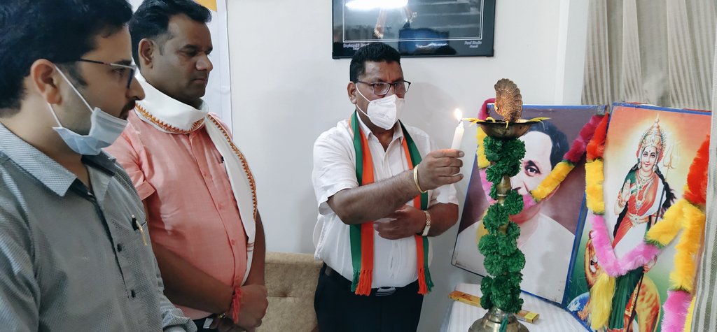 BjymHamirpur's tweet photo. Today in @BjymHamirpur meeting, reviewed the past programs and decided the future action plan. We will work together to formulate future action plans on all the issues discussed in the meeting &amp; will work together to achieve the goal given by the party together &amp; with +ve energy. https://t.co/8kyxb5gVg1
