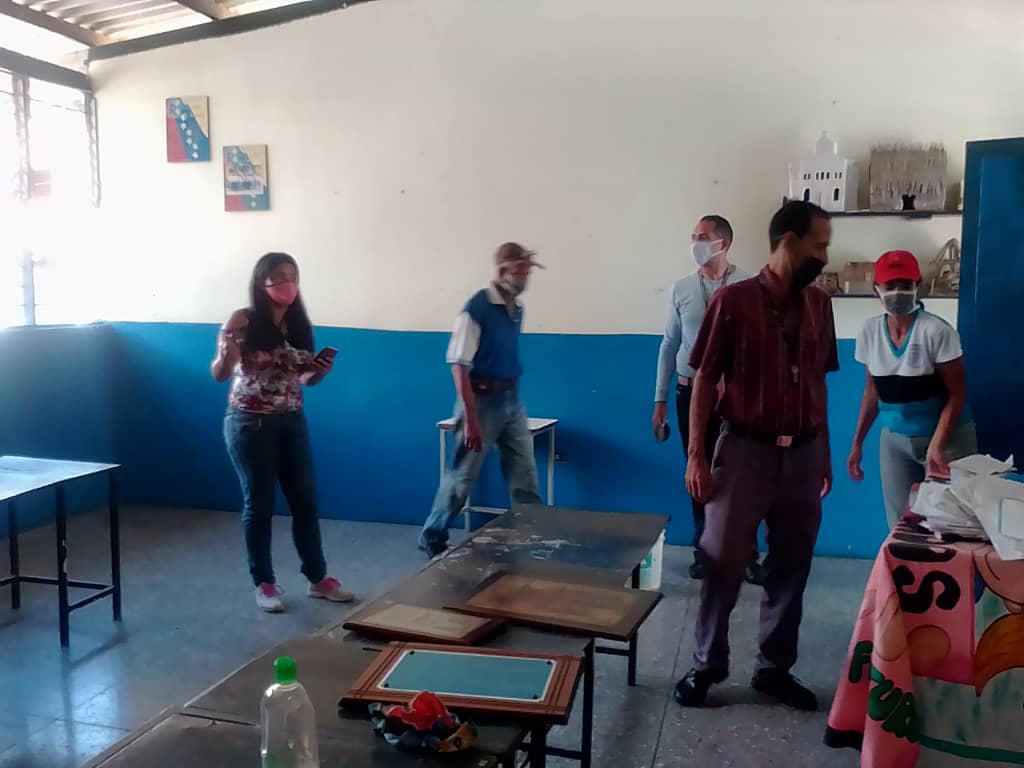 gesteducasanto1's tweet photo. Acompañamiento a las instituciones UEN El Béisbol y EBN Encarnación de Nieves del municipio Santos Michelena #Aragua Equipo de supervisión y ULGU🤝🏻 dándole la bienvenida al inicio de actividades escolares #EstaEsMiEscuela @NicolasMaduro @psuvaristobulo @leoalvacabrera https://t.co/OojEEjoNYh