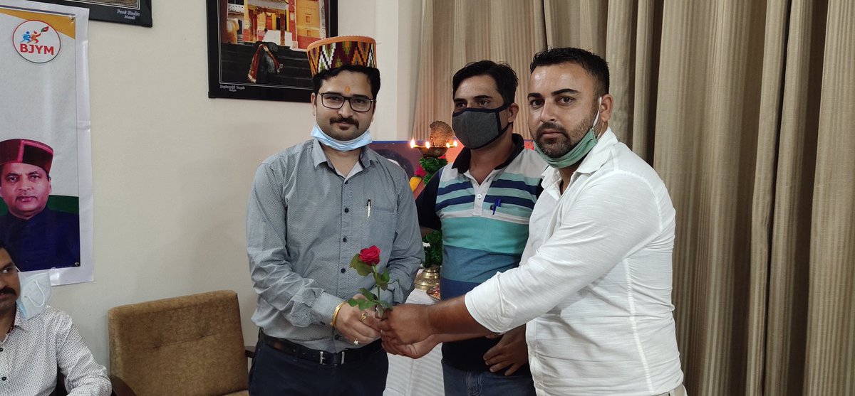 BjymHamirpur's tweet photo. Today in @BjymHamirpur meeting, reviewed the past programs and decided the future action plan. We will work together to formulate future action plans on all the issues discussed in the meeting &amp; will work together to achieve the goal given by the party together &amp; with +ve energy. https://t.co/8kyxb5gVg1