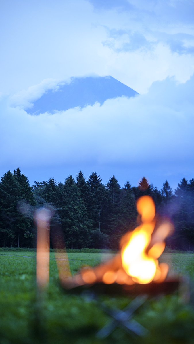 dchansinsyu's tweet photo. 週末は初ふもとっぱら����🏕

雷雨の中のキャンプで恐怖を覚えましたね😇笑
夕方なんとか焚き火と富士山のコラボを写真に収めることができました。

次回冬に最高の富士山を拝むべくリベンジです！

#キャンプ 
#キャンプ好きと繋がりたい 
#ふもとっぱらキャンプ場 
#SIGMA https://t.co/fjWWCAxPua