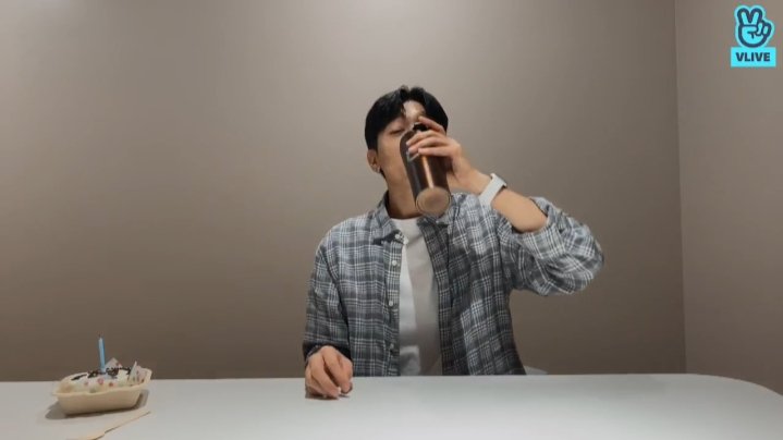 Park Sungjin drinking peach tea.A thread: