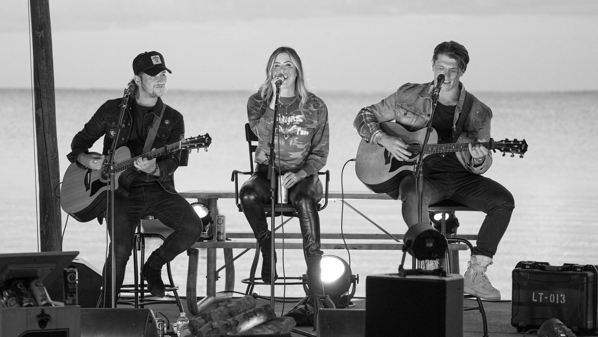 TourBusEnt's tweet photo. Great #longweekend show with @thereklaws in #Hawkestone on the @TourBusEnt #BackYardin Home Concert Series. If you missed there are a few tickets left for Friday nights show in #Orangeville Grab'em now at https://t.co/CeLEBPeOUs https://t.co/xfidufzRWp